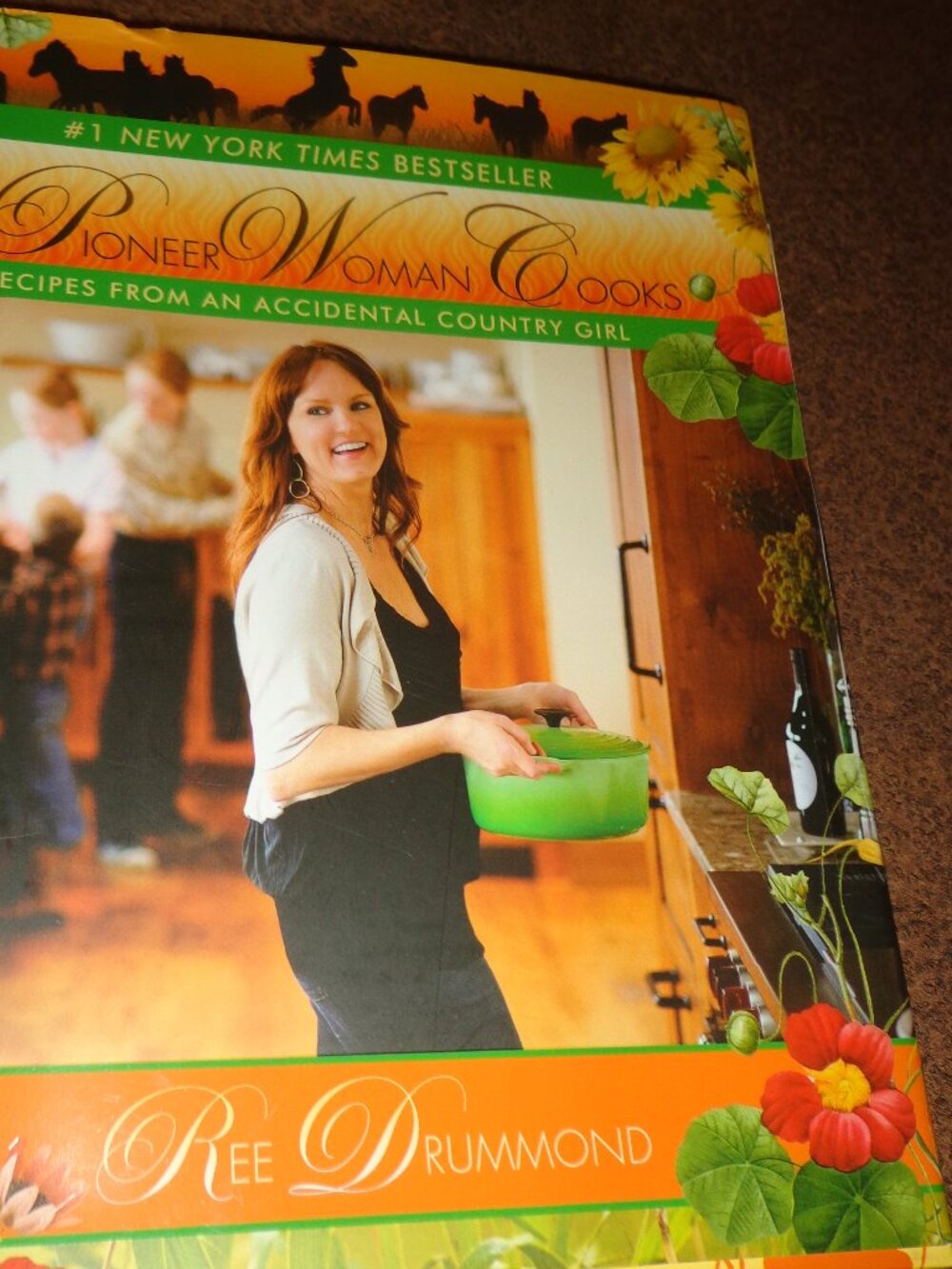 NEW Hardcover Cookbook w/Dust Jacket THE PIONEER WOMAN COOKS - RECIPES FROM AN..